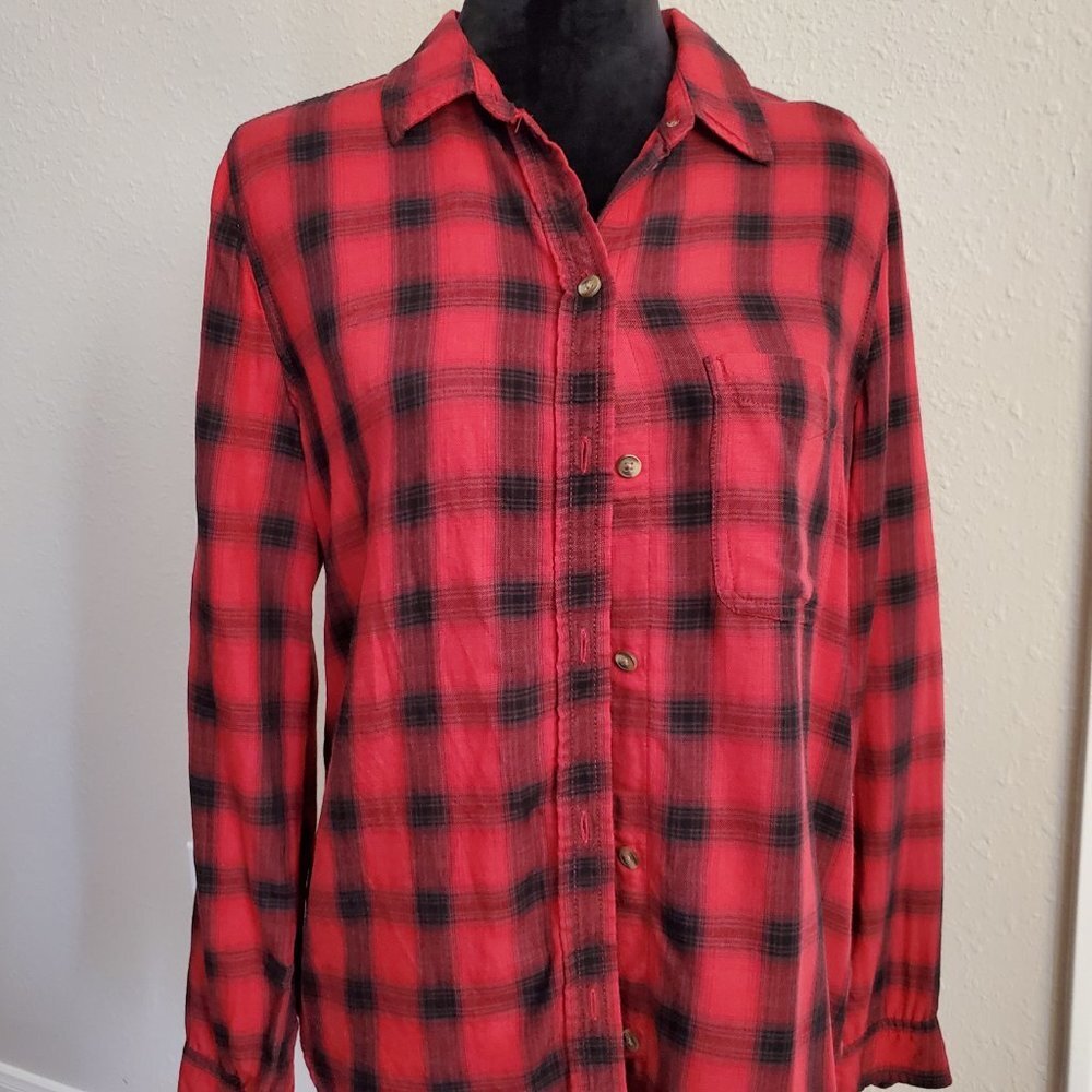 American Eagle boyfriend fit button-down long sleeves shirt size medium.